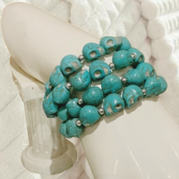 👣4/$20. Amazing 4 piece set of simulated turquoise skull shaped bead bracelets - Picture 1 of 7